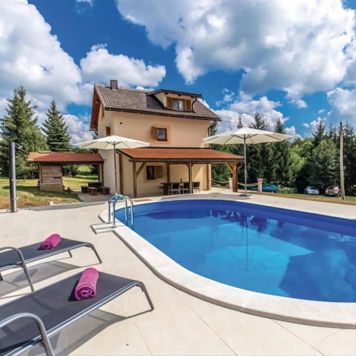 Ferienhaus für 10 Personen, mit Balkon und Terrasse sowie Pool in Plaški