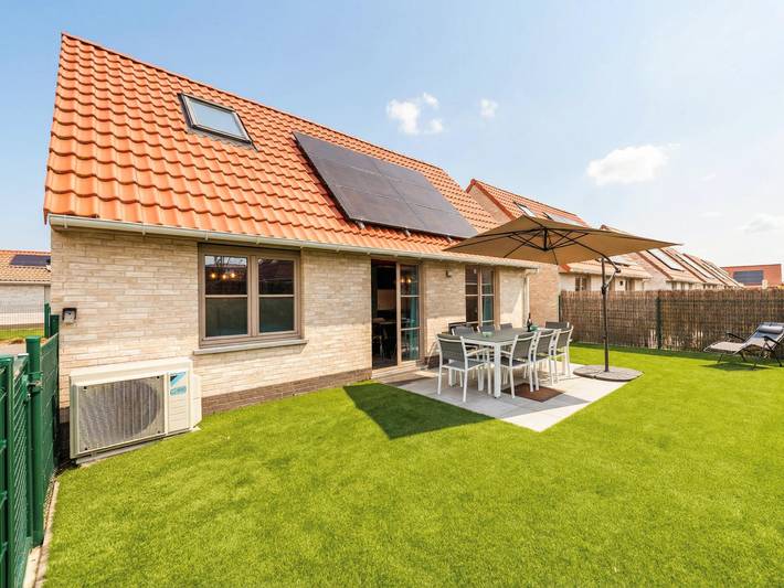 Fischerhaus im Westhinder-Park nahe Meer in Oostduinkerke, Koksijde