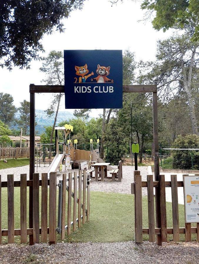 Location de vacances pour 6 personnes, avec jardin ainsi que piscine et jacuzzi à Nans-les-Pins - 2