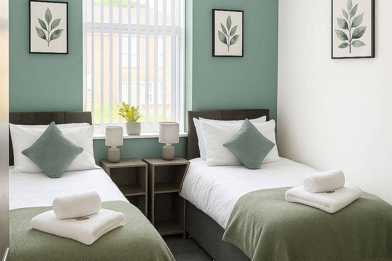Entire holiday apartment, 2 Bed Flat - Sleeps 5 - Parking - Wifi in Leeds, West Yorkshire