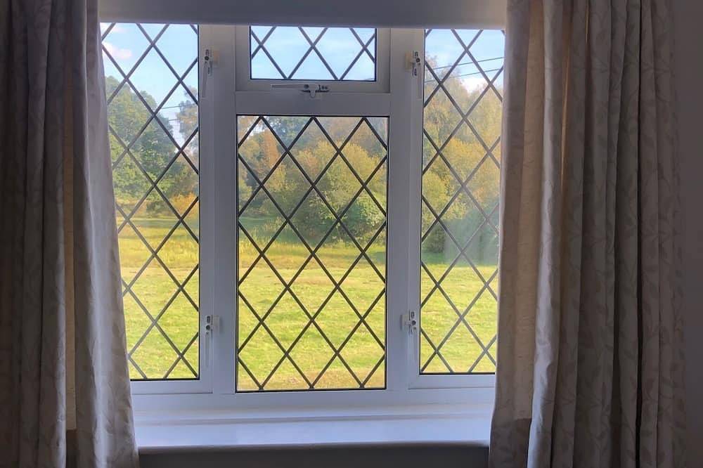 Beautiful New Forest cottage with direct forest access. Ponies at the gate! in Burley, Hampshire