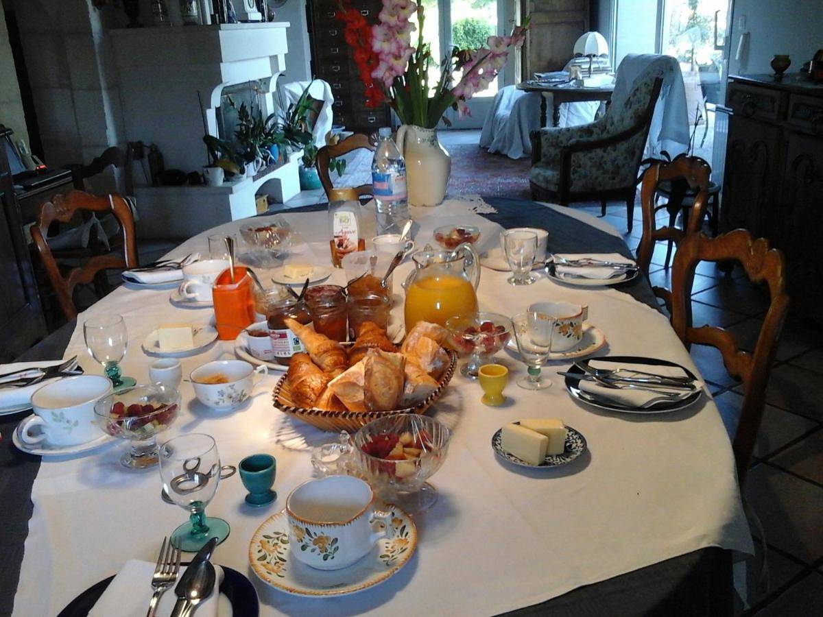 Double Room with Private Bathroom in Gémozac, Région de Saintes