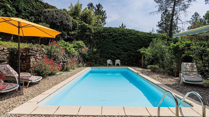 Gîte pour 6 personnes, avec terrasse ainsi que jardin et piscine à Les Salelles