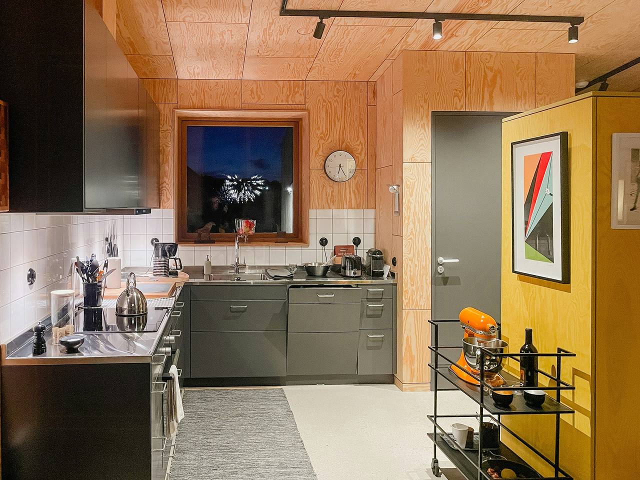 Modernes Holzhaus zwischen Apfelbäumen mit Meerblick in Kivik, Österlen