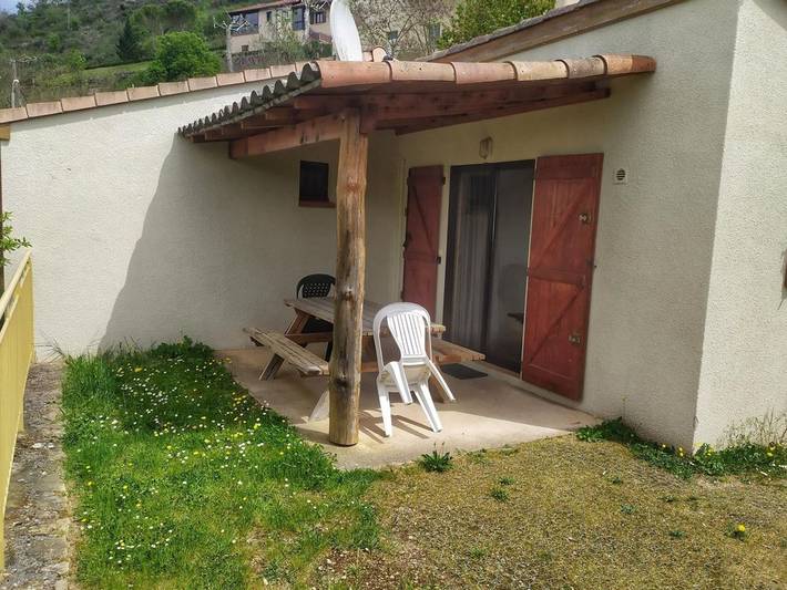 Chalet pour 4 personnes, avec terrasse et piscine dans l' Aveyron