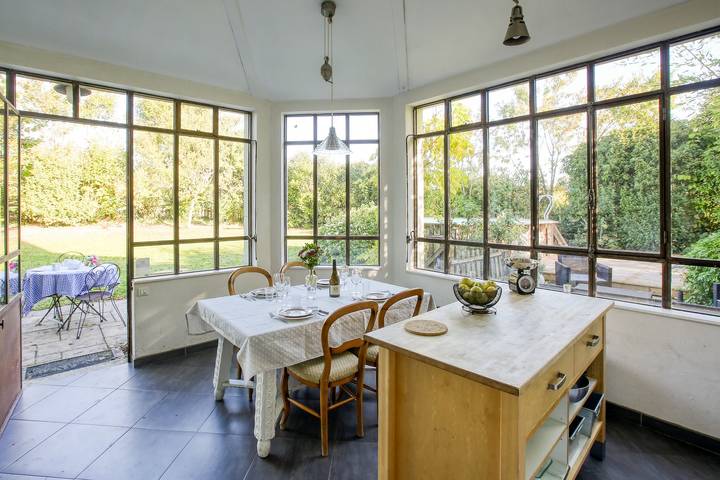 Location de vacances pour 4 personnes, avec terrasse ainsi que jardin et piscine à Breze