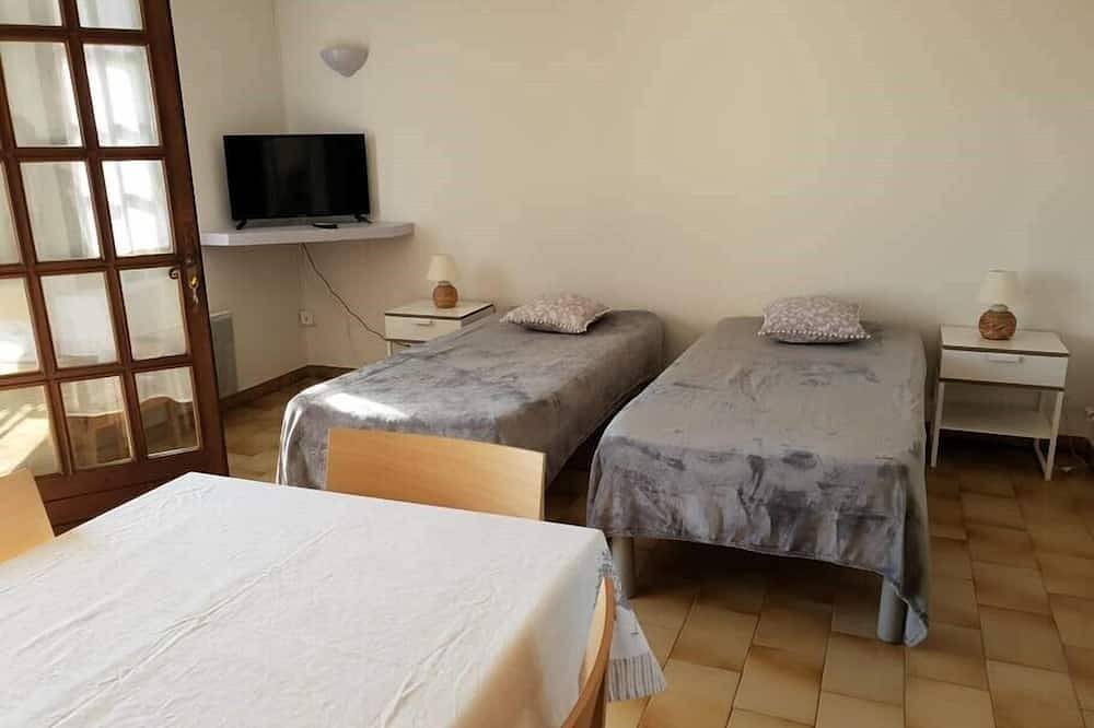 Entire apartment, (B) Studio T1 spacious, quiet, sun, parking in Gréoux-les-Bains, Verdon Regional Natural Park