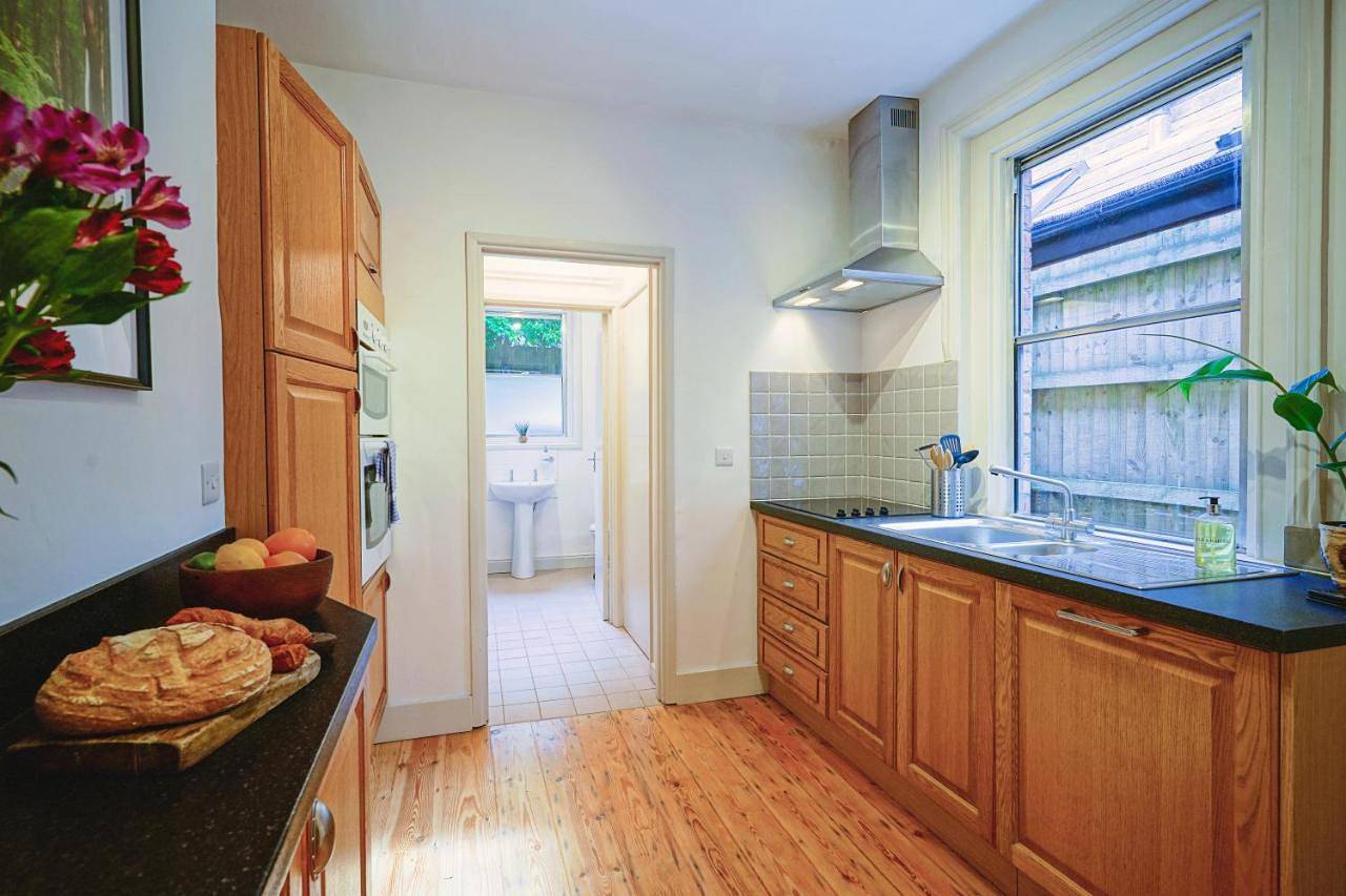 Entire apartment, Cosy 1-Bed Escape with Free Parking - At Hem in Winchester, South Downs