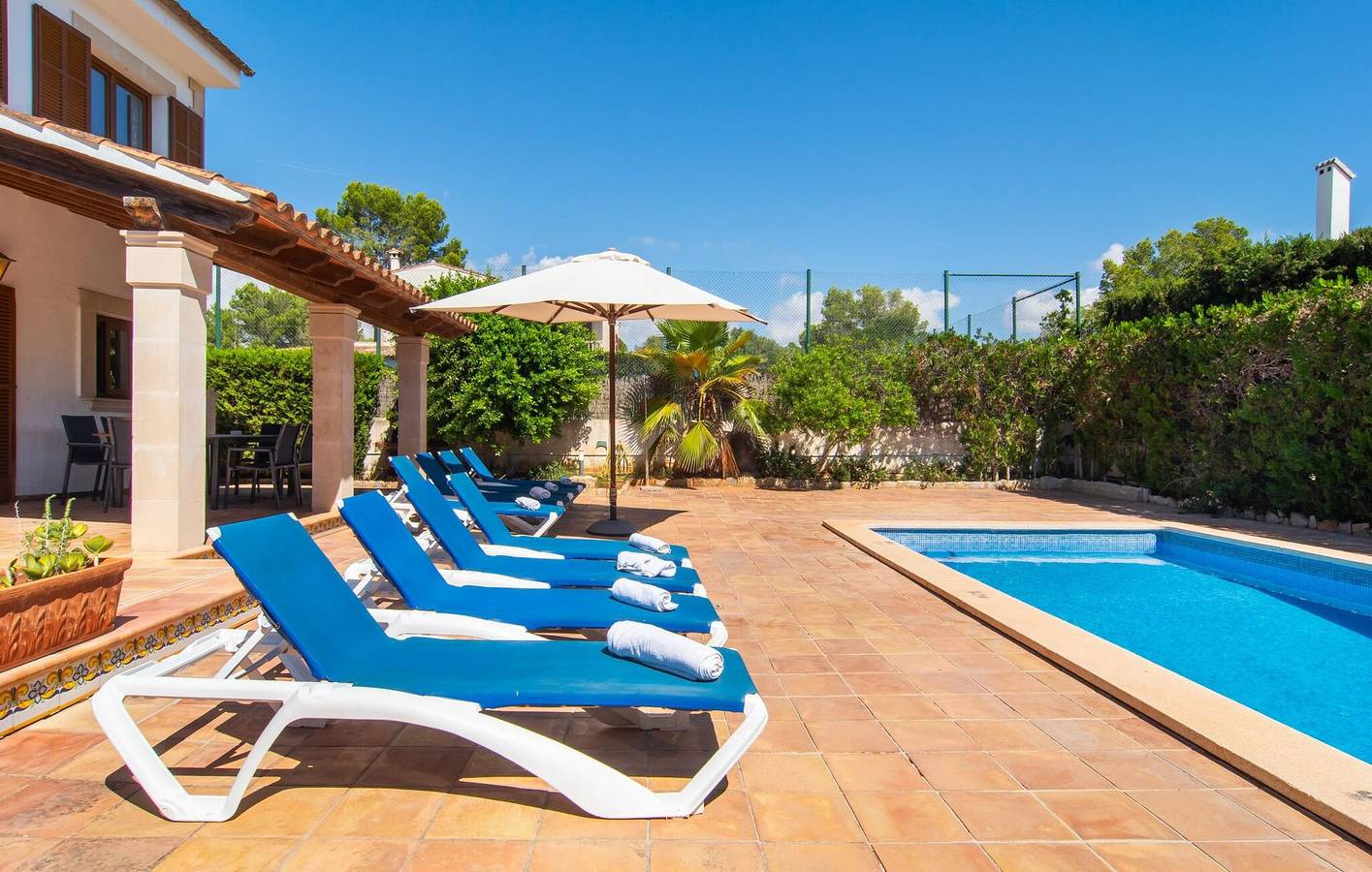 Apartamento soleado con terraza, piscina y barbacoa, a 700 m de la costa in Sa Ràpita, Campos
