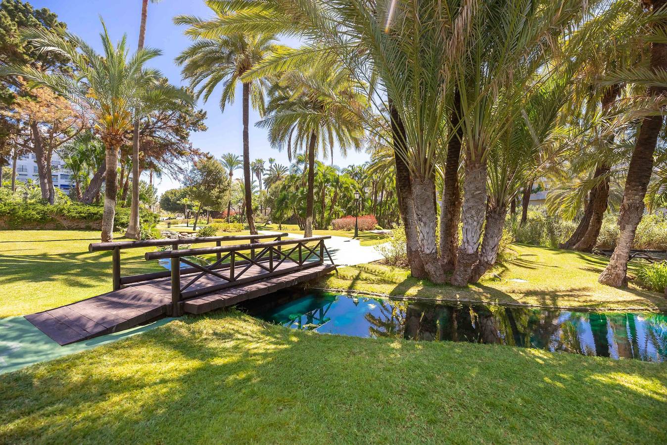 Ganze Wohnung, Ferienwohnung 'Puerto Banus3 Sandy Beachside' mit Gemeinschaftspool und Klimaanlage in Marbella West, Marbella