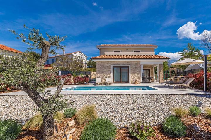 Ferienhaus für 8 Personen, mit Balkon und Terrasse sowie Garten und Pool in Pinezici - 4