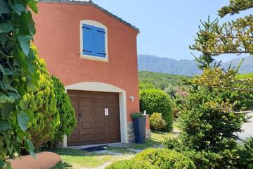 Gîte pour 6 personnes, avec jardin et piscine à Sisco