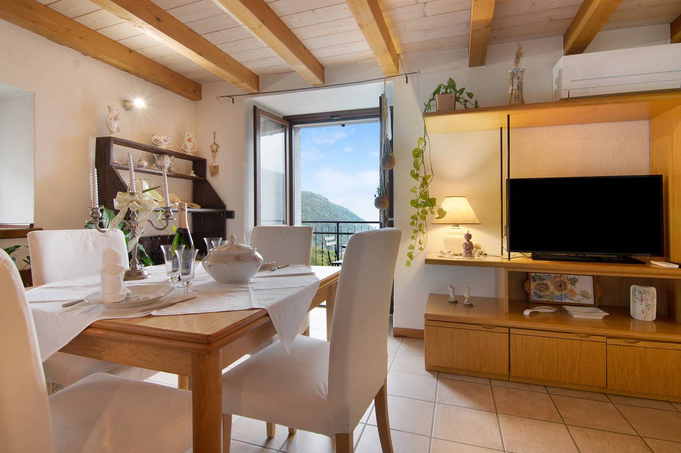 Appartamento intero, Appartamento "Chalet Brenzio" con vista lago, idromassaggio in comune e Wi-Fi in Brenzio, Gravedona ed Uniti