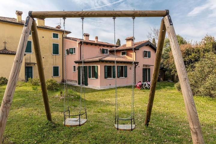 Villa für 7 Personen, mit Terrasse und Garten sowie Seeblick und Ausblick