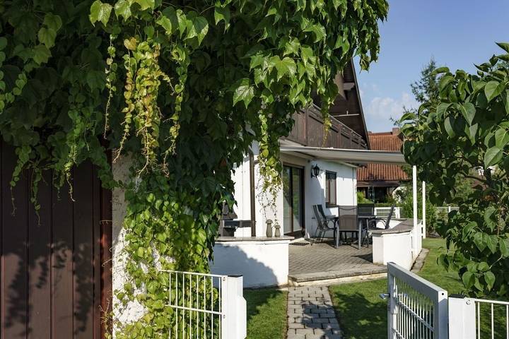 Ferienhaus für 12 Personen, mit Balkon und Terrasse sowie Garten und Sauna in Kaiserstuhl