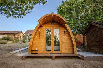 Cottage pour 2 personnes, avec vue et terrasse ainsi que jardin et piscine à Saint-Cybranet