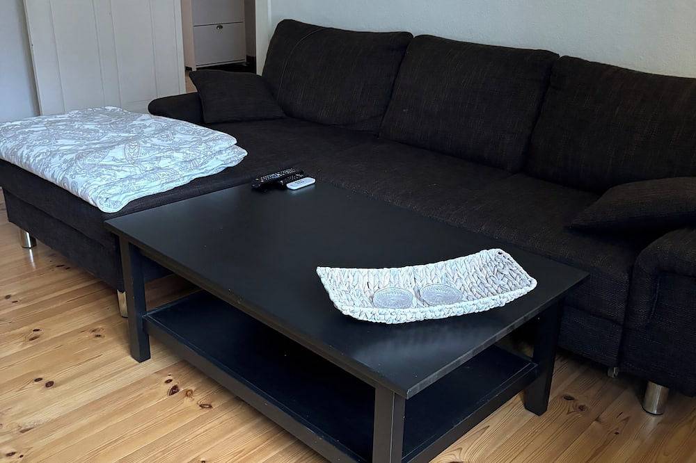 Ganze Wohnung, Delightful well equipped 2 room Apartment with private balcony in Berlin in Reinickendorf, Berlin