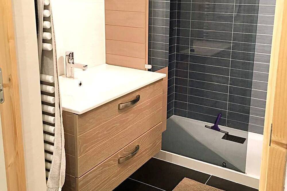 Entire apartment, Wifi, terrace, parking, tv, ski locker, 29m², Le Collet d'Allevard in Allevard, Isère