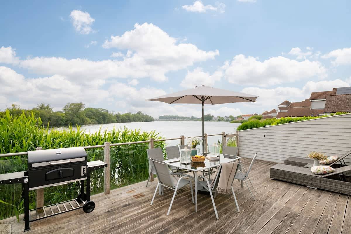 Firefly Lodge - Lakeside Cotswold Stay with Kayaks in Gloucestershire