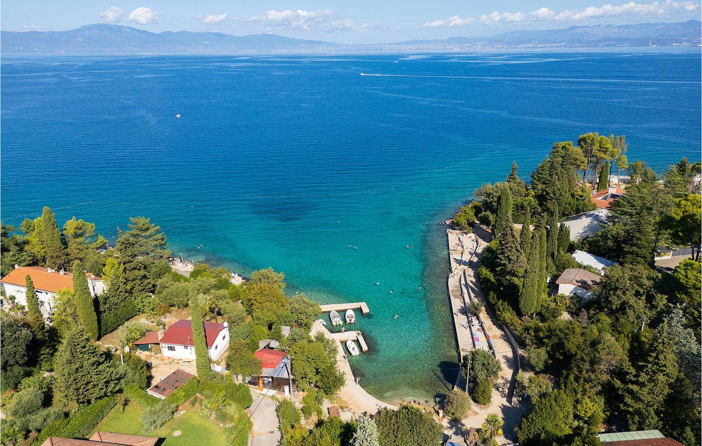 Seaside Retreat: Gemütliche Ferienwohnung mit Pool, Terrasse und WLAN in Zidarici, Krk