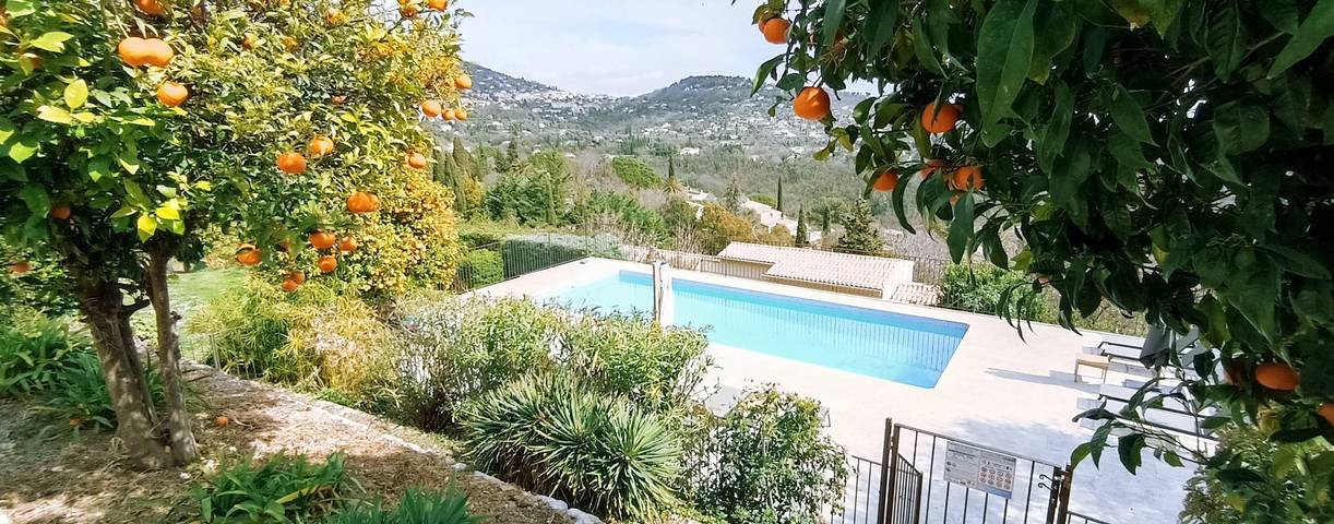 Gîte pour 2 personnes, avec piscine ainsi que terrasse et jardin