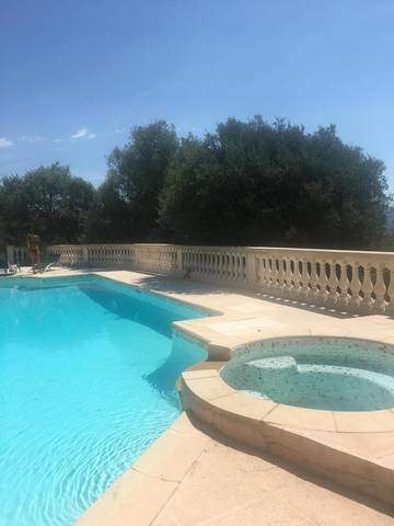 Gîte pour 4 personnes, avec piscine ainsi que jardin et jacuzzi à Vidauban