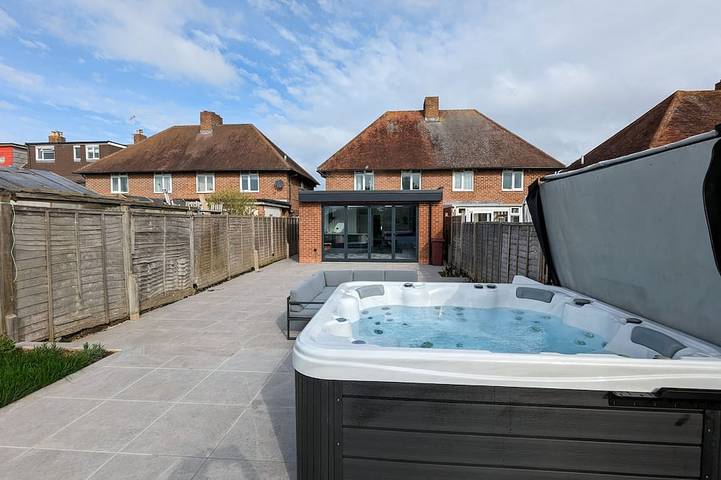 Holiday rental for 8 people, with hot tub and balcony as well as garden, with pets in West Wittering