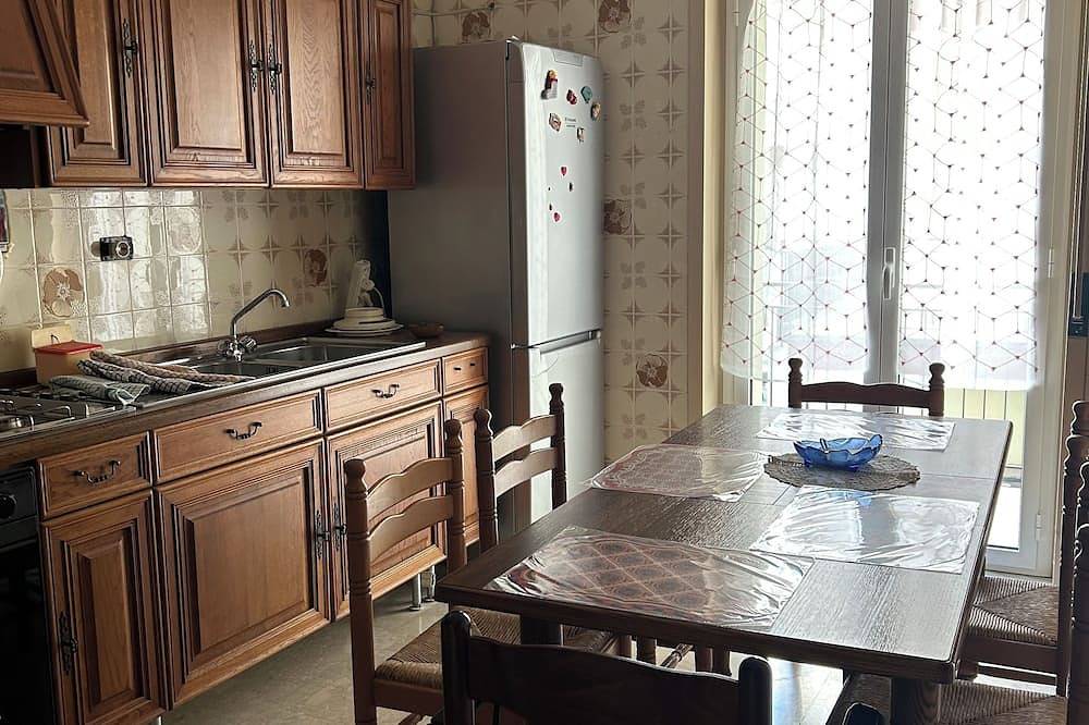 Apartamento entero, Saturn vacation home.  It is located within walking distance of the sea, 150 meters from the center in Milazzo, Provincia de Messina