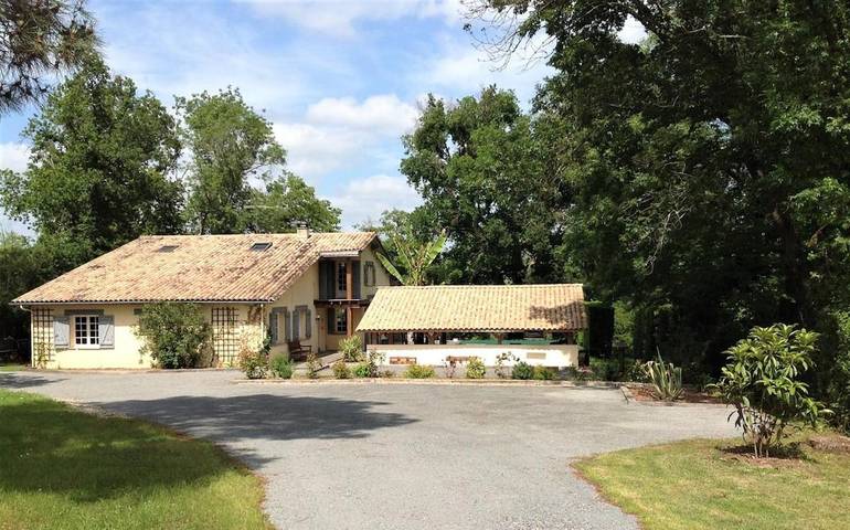 Location de vacances pour 16 personnes, avec piscine ainsi que vue et jardin à Galgon - 2