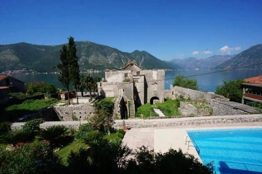 Ganze Wohnung, Dobrota, View, Pool, Luxury, Sea in Kotor, Boka Kotorska