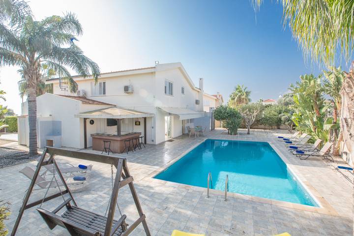 Villa for 10 people, with Balcony/Terrace and Garden in Cyprus