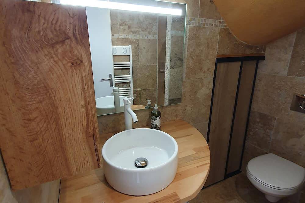Entire apartment, La Terrasse 2-person studio in a quiet, cool location in Aiguines, Verdon Regional Natural Park