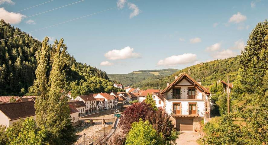 Casa rural para 8 personas, con Balcón además de Terraza y Vistas en Valle de Salazar