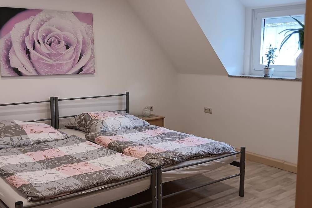 Ganze Wohnung, Ferienwohnung 97qm mit Balkon und Badezimmer mit Dusche und Badewanne in Bodenwöhr, Ostbayern
