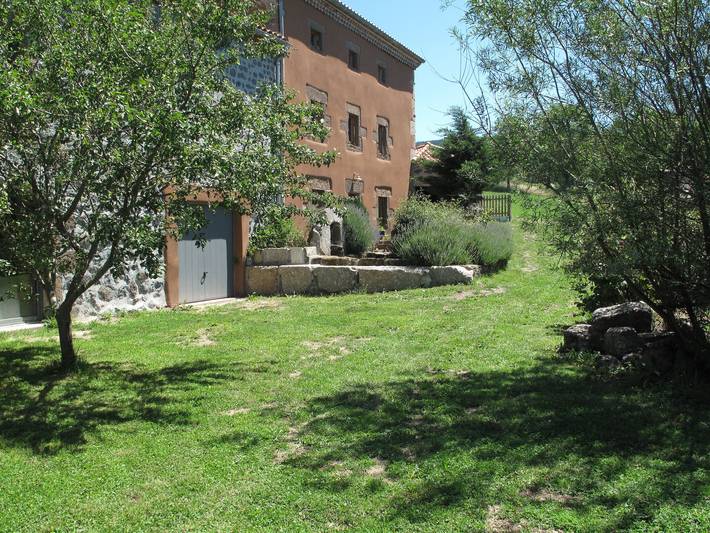 Gîte pour 6 personnes, avec Terrasse et Jardin à Saint-Bérain