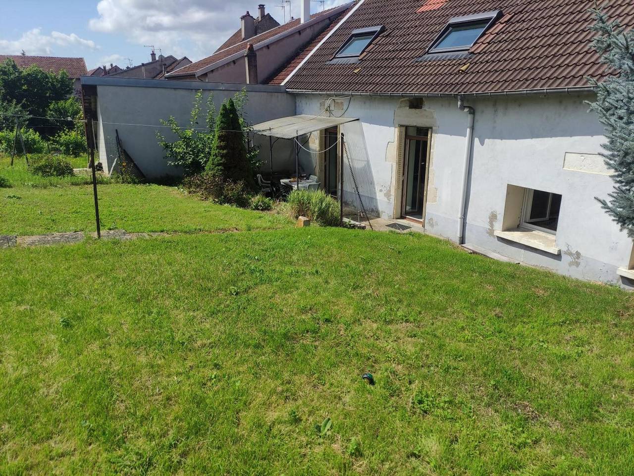 Ganze Wohnung, Haus nahe Bahnhof mit Außenbereich in Neufchâteau (Frankreich)