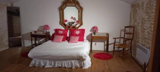 Location de vacances pour 5 personnes, avec jardin ainsi que vue et piscine, animaux acceptés à Allas-Bocage