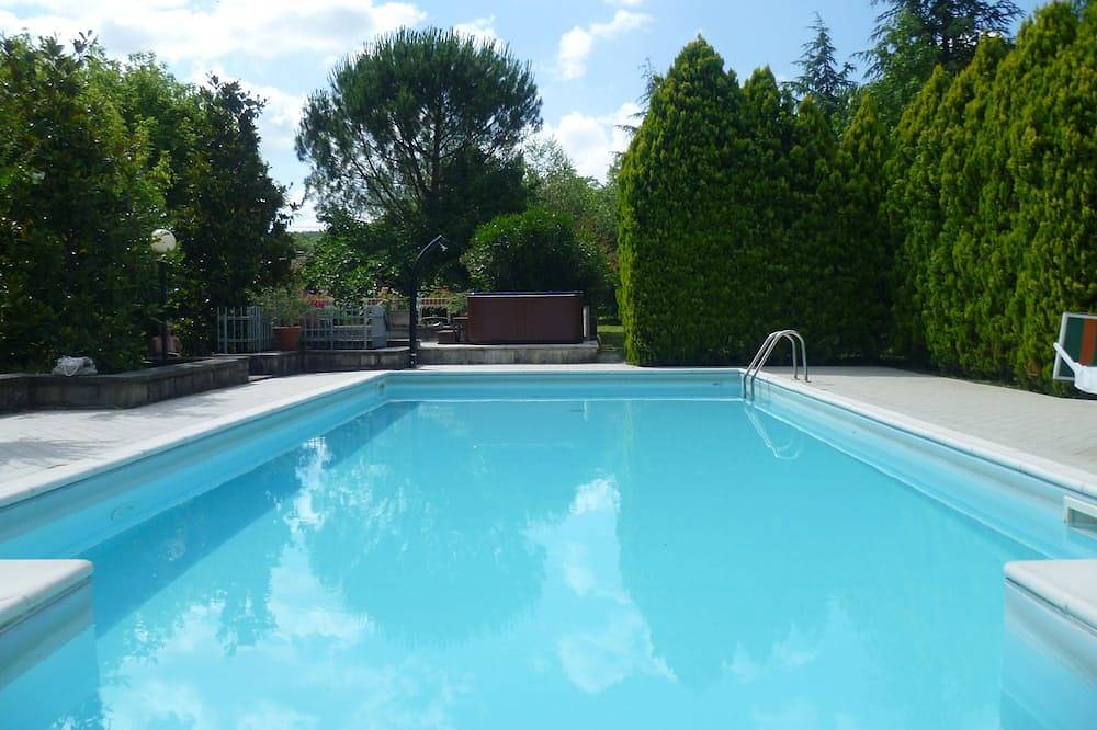 Ancient villa with pool and park in total privacy in Tuoro sul Trasimeno, Lake Trasimeno