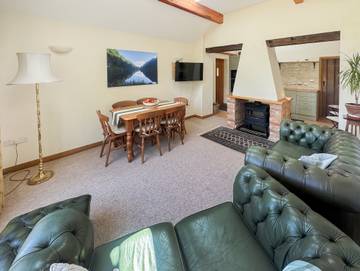 Cabin for 6 Guests in Sherwood Forest, Nottinghamshire, Picture 2