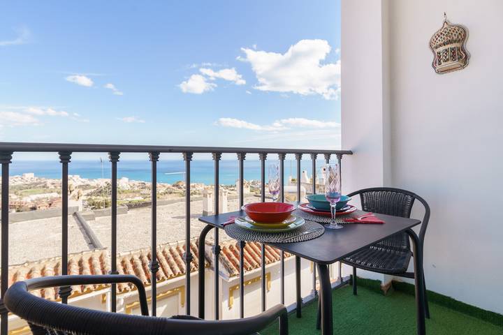 Ganze Wohnung, Wunderschöne, komfortable Ferienwohnung mit Meerblick, großer privater Terrasse und Wifi in Torrequebrada, Benalmádena