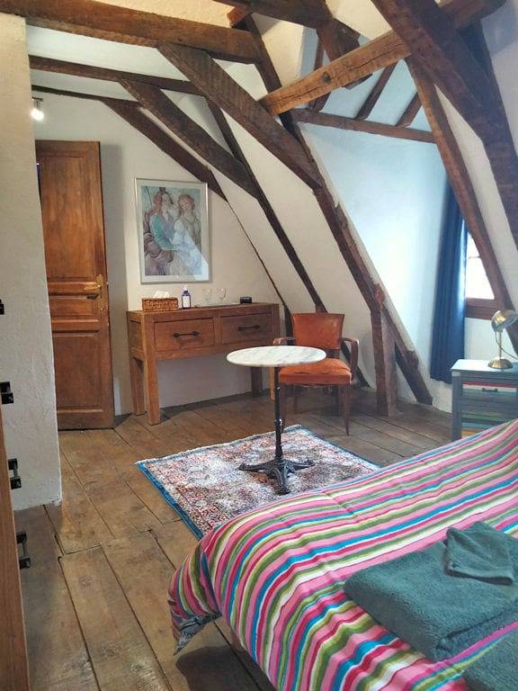 Les Bonnets Rouges - Chambre Grenier Bleu in Bourges, Région de Bourges