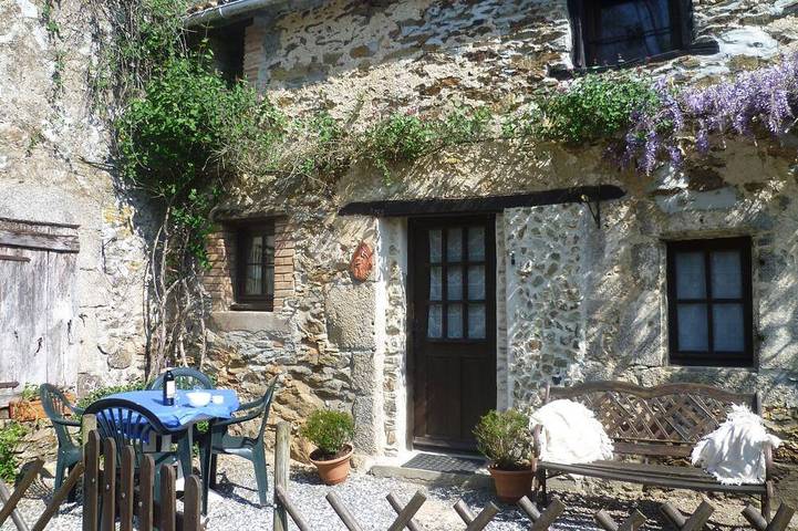Gîte pour 5 personnes, avec terrasse ainsi que jardin et piscine