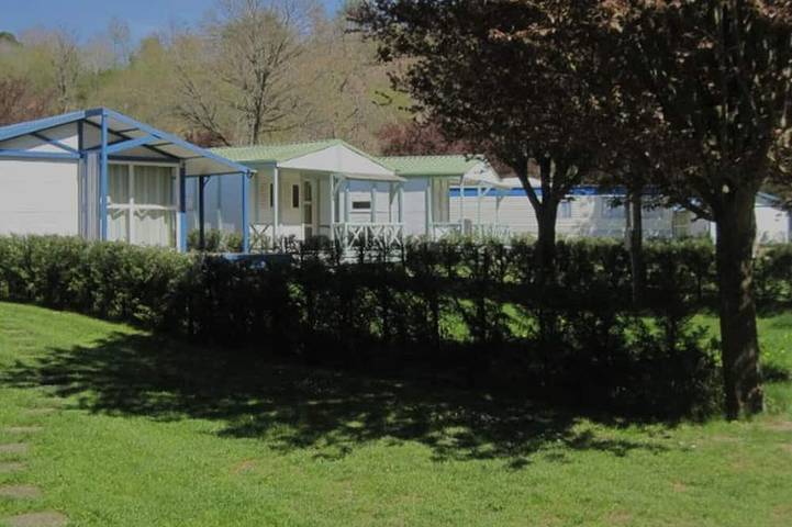 Gîte pour 4 personnes, avec terrasse et piscine à Chazelles-sur-Lyon