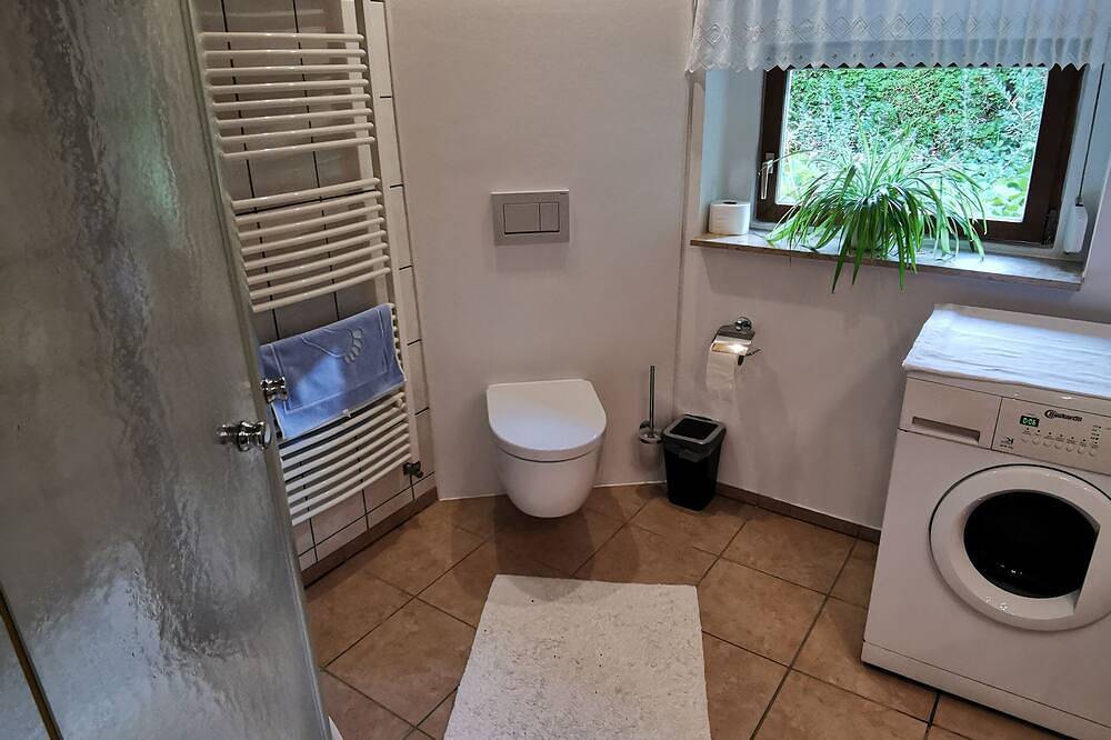 Ganze Wohnung, Kleines Zimmer mit Bad in Halle, Saale-Unstrut
