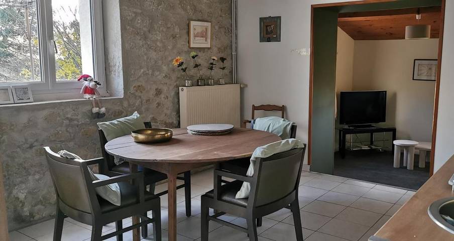 Location de vacances pour 3 personnes, avec vue et piscine ainsi que jardin et terrasse à Auriac-sur-Vendinelle - 2