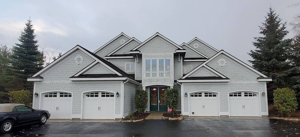 Vacation rental for 7 people, with yard and hot tub as well as balcony in Charlevoix