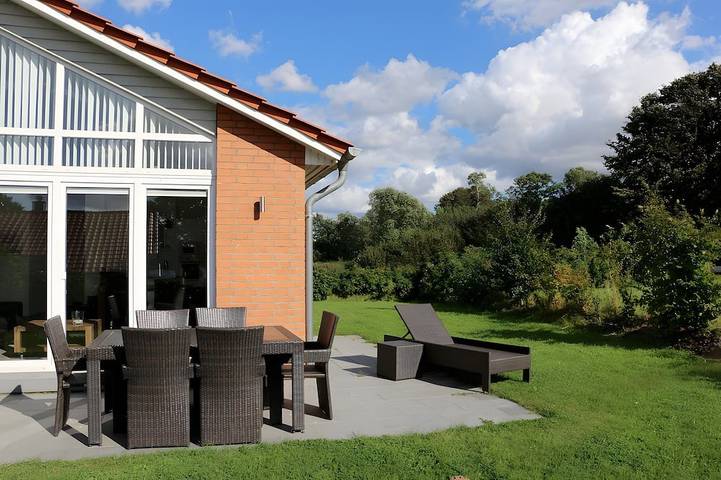Ferienhaus für 4 Personen, mit Whirlpool und Terrasse sowie Garten und Sauna