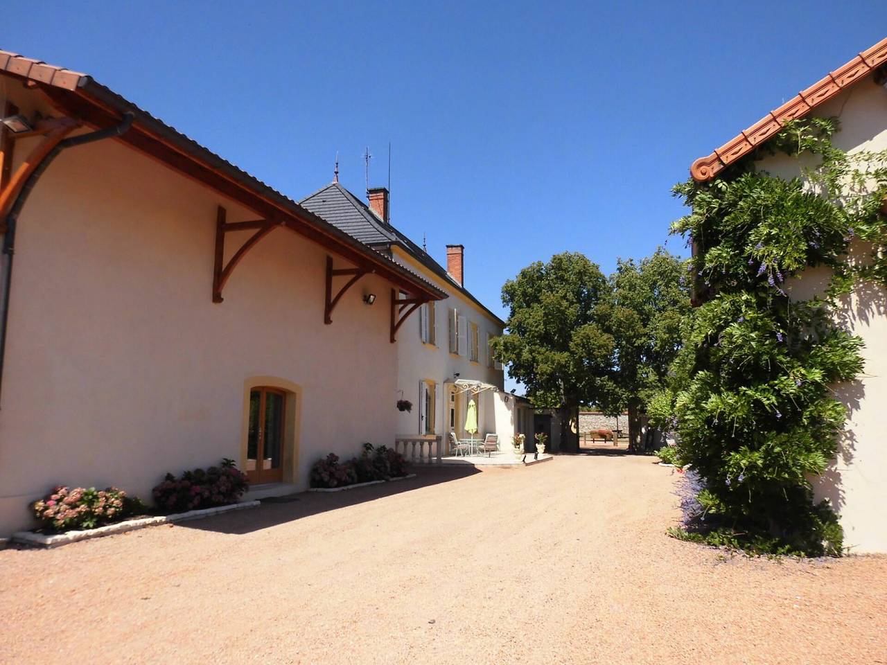 Appartement entier, Chambres ou appartement au Domaine de Saint-Martin de Bois in Pouilly-les-Nonains, Région de Roanne