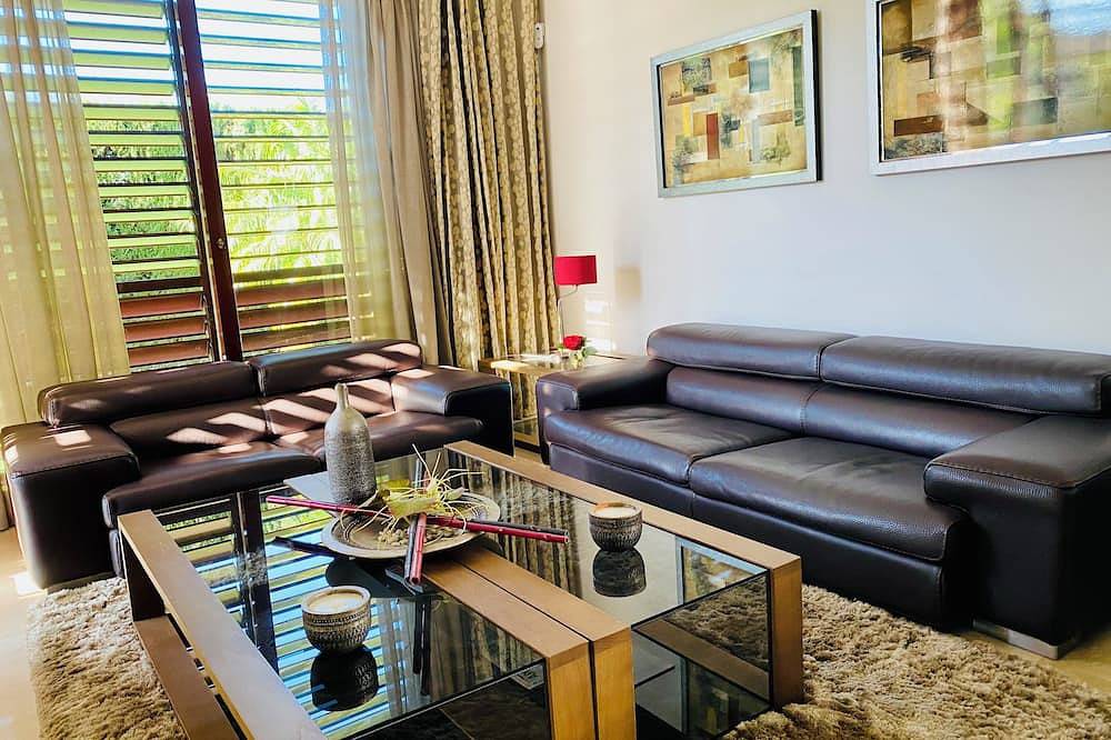 Modern villa with pool and garden. Just a few steps from the subway station. in Montequinto, Dos Hermanas