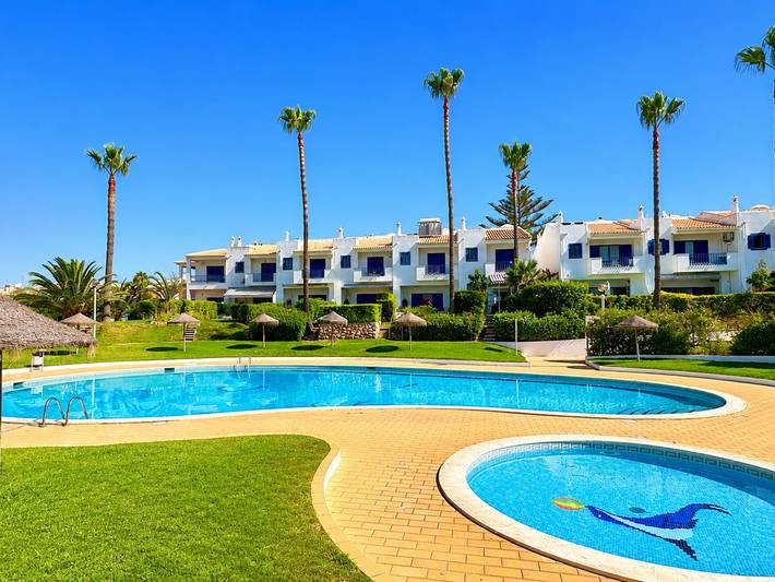Gîte pour 7 personnes, avec piscine ainsi que terrasse et jardin